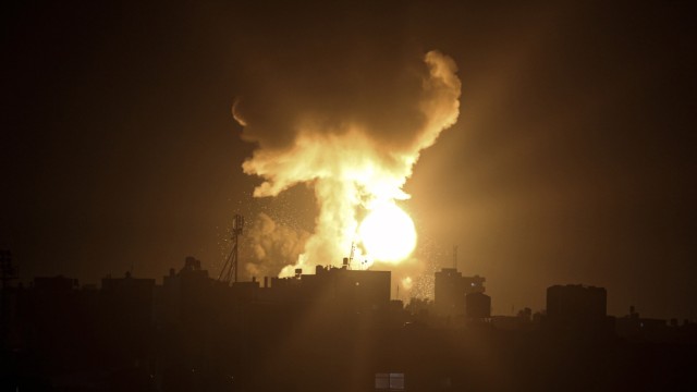 Nahost: Der Konflikt kann schnell wieder eskalieren: Israel bombardiert Ziele in der Stadt Chan Yunis im Süden des Gazastreifens.