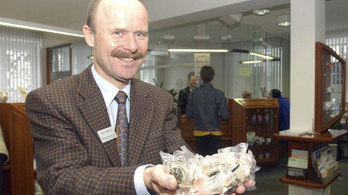 20 Jahre Euro: Die Banken verteilten bereits Ende 2001 Starter-Kits mit Euromünzen. Das Bild zeigt den damaligen Filialleiter der Deisenhofener Sparkasse, Horst Gebhard.