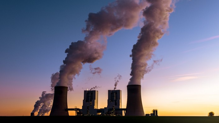 Klimaklagen: Das Braunkohlekraftwerk Neurath soll wie alle anderen Kohlekraftwerke in Deutschland bis 2038 abgeschaltet werden, um das 1,5-Grad-Klimaziel zu erreichen.