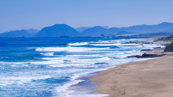 "Super Tuna": Der Strand im Bild heißt Hakuto Beach, der Strand des Weißen Hasen, und er liegt in Japan. Doch wie heißt das Meer? Ostmeer oder Japanisches Meer? Das ist umstritten.