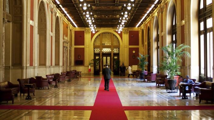 Italien: Der Transatlantico ist ein grandioser Salon, fast schon eine Halle. Die Freimaurer nannten ihn den "Korridor der verlorenen Schritte", weil man darin so viel Zeit vertrödelt.