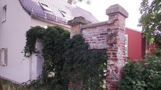Biedersteiner See: Reste der früheren Park- und Schlossanlage: ein Tor westlich des Mittleren Rings.