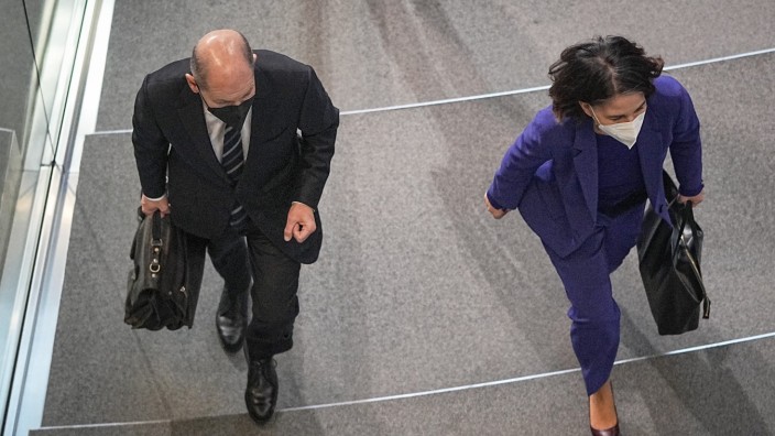 Diplomatie: Russland als erstes Konfliktthema: Bundeskanzler Olaf Scholz (SPD) und Außenministerin Annalena Baerbock (Grüne) im Bundestag.