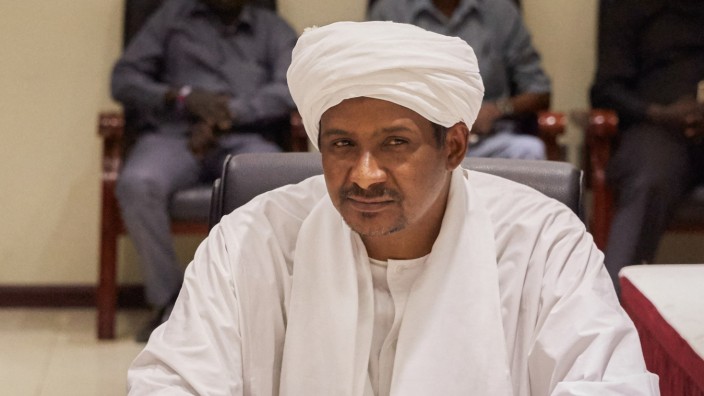 Profil: Der heimliche Herrscher im Sudan: Mohammed Hamdan Daglo alias "Hemeti".