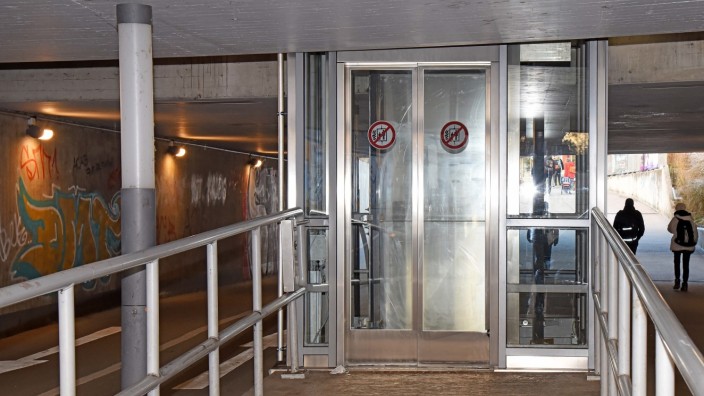 Gröbenzell: Nach mehr als einem Jahr ist der Aufzug am Gröbenzeller Bahnhof nun komplett erneuert worden.