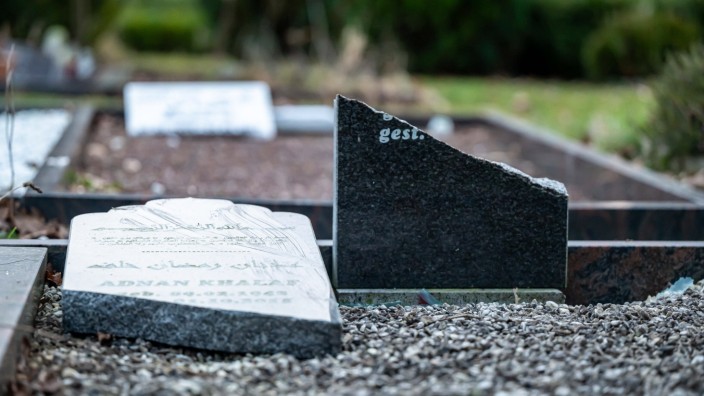 Grabschändung in Iserlohn: Unbekannte verwüsteten in der Neujahrsnacht muslimische Gräber auf dem Iserlohner Hauptfriedhof. Polizei und Staatsschutz ermitteln.