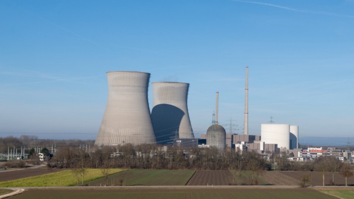 Munich Economic Debates: Das RWE-Atomkraftwerk im schwäbischen Gundremmingen hat seinen Betrieb Ende 2021 eingestellt. Abgeschaltete Kernkraftwerke wieder in Betrieb zu nehmen, wäre aufwendig und teuer.