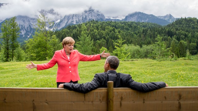 Politik und Inszenierung: Ein Bild, das um die Welt ging: Die damalige Bundeskanzlerin Angela Merkel spricht 2015 mit dem damaligen US-Präsidenten Barack Obama bei der G-7-Konferenz auf einer Wiese bei Schloss Elmau vor der Wettersteinspitze.