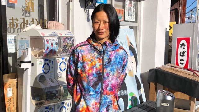 Japan: Ama-Taucherin Ayami Nakata vor dem Laden, den sie mit ihrer Mutter betreibt.