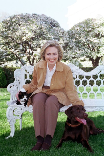 Politik und Inszenierung: Eine First Lady wie du und ich: Hillary Clinton im Jahr 1999 mit Katze Socks und Hund Buddy. Ihre eigene Wahl verlor sie 17 Jahre später trotzdem gegen den haustierlosen Donald Trump.