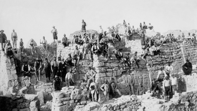 Heinrich Schliemann: Ausgrabungsarbeiten am Hügel von Hisarlık, dem Ort der antiken Stadt Troja/Ilion, um 1890.