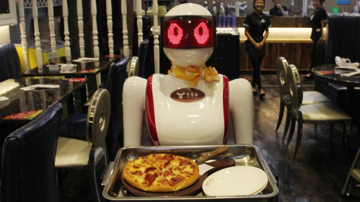 Kolumne "Ende der Reise": Niest nicht auf die Pizza und kann sich alle Bestellungen merken: die Roboter-Kellnerin. Hier ein Modell aus China.