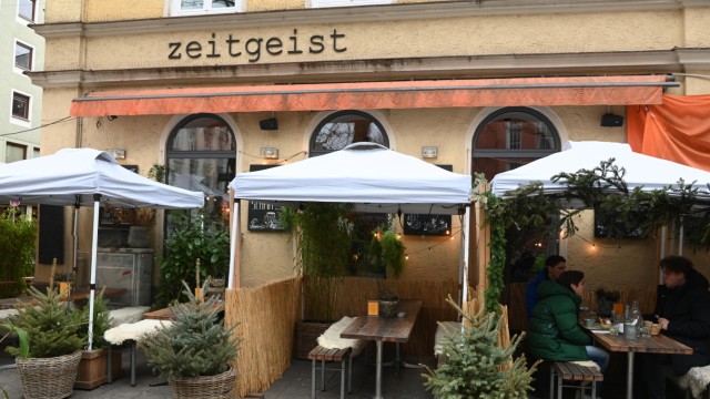 Café Zeitgeist: Auch draußen sitzen die Gäste im Grünen.