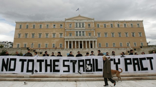 20 Jahre Euro-Bargeld: "Nein zum Stabilitätspak" verkünden Demonstranten vor dem griechischen Parlament in Athen: Diese EU-Regeln sind umstritten.