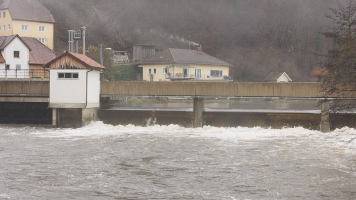 Aktuelles Bayern 2022-01-04, GER, Bayern, Passau: Dauerregen in Niederbayern lassen den Pegel des Flusses Ilz ansteigen