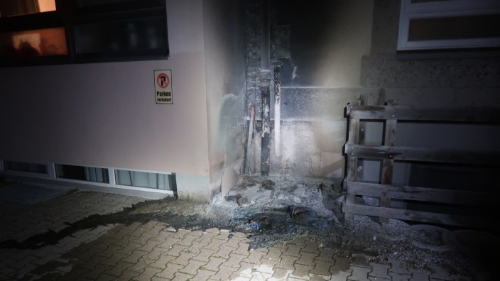 Prozess in Landshut: Die Überreste eines abgebrannten Papiercontainers vor der Asylbewerberunterkunft im niederbayerischen Simbach.