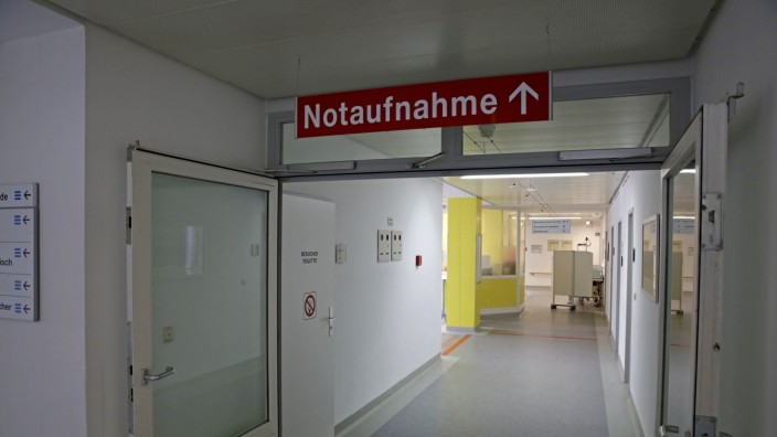 Infektionen und Ärztemangel: Auch in der Notaufnahme der Kreisklinik Wolfratshausen kann es derzeit zu längeren Wartezeiten kommen.