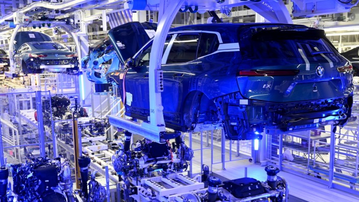 Autoindustrie: BMW-Werk in Dingolfing. Bei BMW halten sie meistens Wort, wenn sie etwas ankündigen - das ist bei Tesla nicht unbedingt so.
