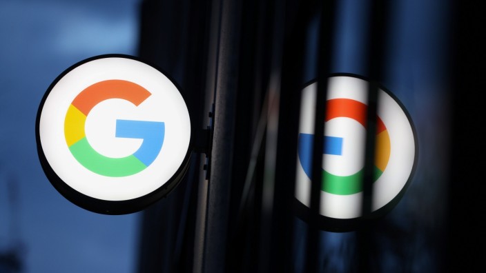 Wettbewerb: Das Logo des Internetkonzerns Google prangt an einem Ladengeschäft des Unternehmens in Manhattan.