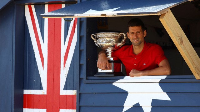 Novak Djokovic: Nach seinem neunten Streich in Melbourne: Novak Djokovic im Februar 2021 posiert mit Pokal nach seinem Rekordsieg bei den Australian Open.