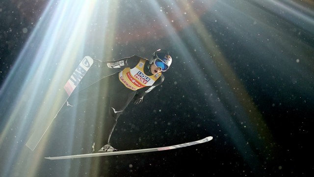 Skispringen: Wurde er von Strahlen aus dem All gestoppt? Seriensieger Ryoyu Kobayashi landet im letzten Wettkampf der Vierschanzentournee nur auf Platz fünf.