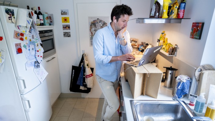 Preis für Fotojournalist:: Manchmal müssen im Homeoffice kreative Lösungen her, etwa mit dem Laptop in der Küche arbeiten.