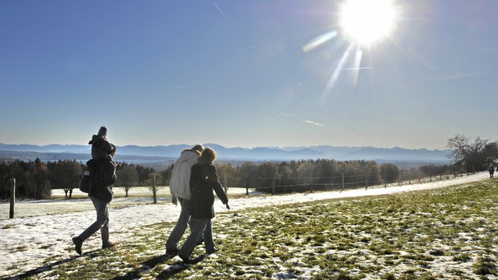 Freizeittipps: Erster Schnee und blauer Himmel - ideales Wetter für einen ausgedehnten Winterspaziergang.