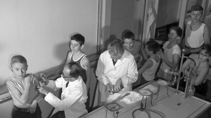 Corona: Pocken-Impfung in einer Schule 1962: Die Idee, nun auch eine Corona-Impfpflicht einzuführen, stagniert plötzlich