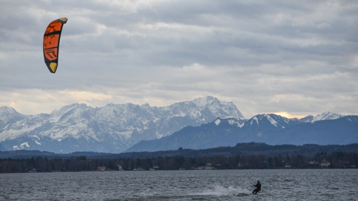 Natur- und Umweltschutz: Wenn die Kite-Surfer wie hier am Starnberger See im vorigen Winter mit hohem Tempo auf dem Wasser gleiten, sollten sie die Ruhezonen für rastende Vögel besser meiden.