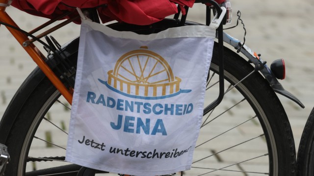 Verkehrspolitik: Mit kleinen Stoffbannern am Gepäckträger warben Aktivisten in Jena für den dortigen Radentscheid.