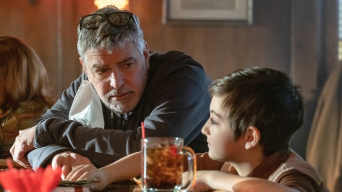 "The Tender Bar" auf Amazon: George Clooney als Regisseur am Set von "The Tender Bar"