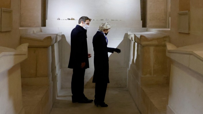 EU-Kommissionschefin zur Ukraine-Krise: Emmanuel Macron und Ursula von der Leyen im Panthéon, wo sie Simone Veil, erste Präsidentin des Europaparlaments, und Jean Monnet, den Wegbereiter der europäischen Einigung, ehren.