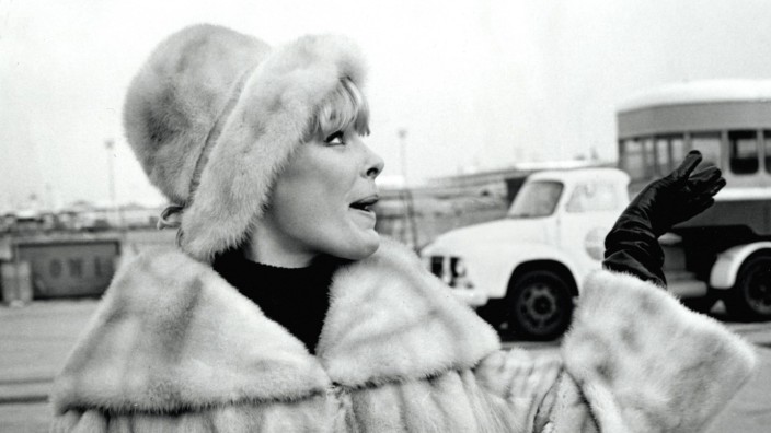Pelzmode: Elke Sommer im Jahr 1966. Ein Auftritt im Pelzmantel würde einer Schauspielerin heutzutage ziemlich sicher einen Shitstorm einbringen.