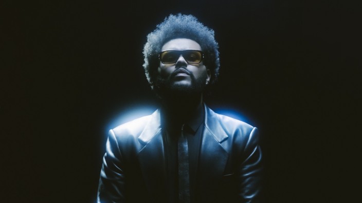 Neues Album von The Weeknd: The Weeknd begann um 2010 als anonymer Neo-R'n'B-Künstler. Lud die ersten Alben gratis hoch, ließ im Pseudonym das hintere e weg. Es gab ja bereits eine Band namens "The Weekend".