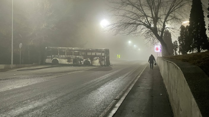 Kasachstan: Spuren der Gewalt: Ein Mann läuft in Almaty an einem ausgebrannten Bus vorbei. Der Machthaber von Kasachstan lehnt Gespräche mit der Protestbewegung seines Landes ab.