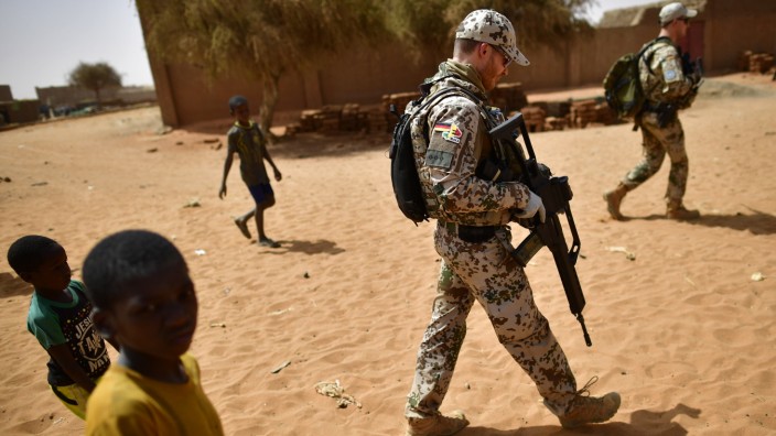 Auslandseinsätze: Wer würde in das Vakuum vorstoßen, das ein Abzug aus Mali mit sich brächte? Bundeswehrsoldaten in Gao.