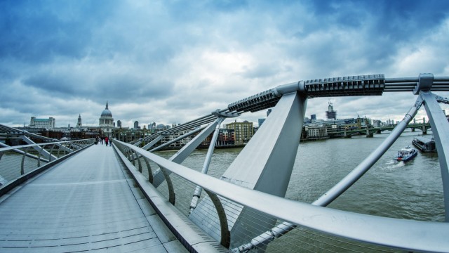 Brücken-Pannen: Zu viel Schwung: Die Millennium Bridge über die Themse musste kurz nach ihrer Eröffnung umgebaut werden.