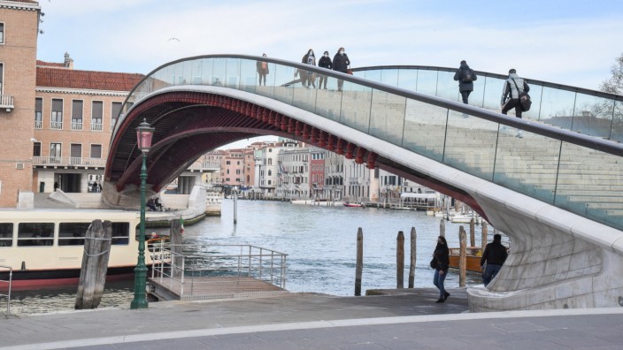 Brücken-Pannen: Problembrücke: Seit der Eröffnung 2008 macht die Glasbrücke Ponte della Costituzione in Venedig Ärger.
