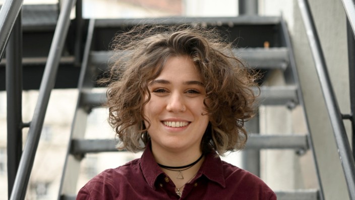 Auf der Bühne: Çağla Şahin, heute 24, wuchs bei ihrer Mutter in Kassel auf. Am Theater hatte sie erste Berührungspunkte mit Feminismus und Queerness.