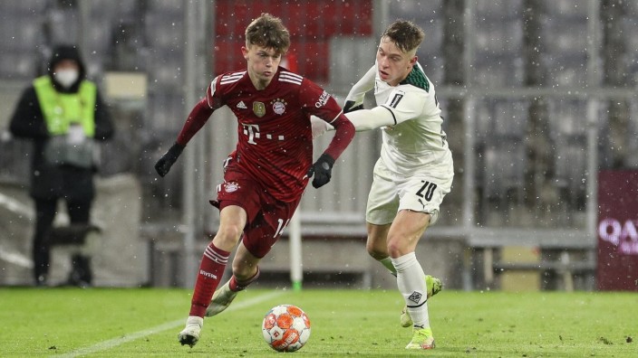 FC Bayern gegen Mönchengladbach: Paul Wanner, hier im Duell mit Luca Netz.