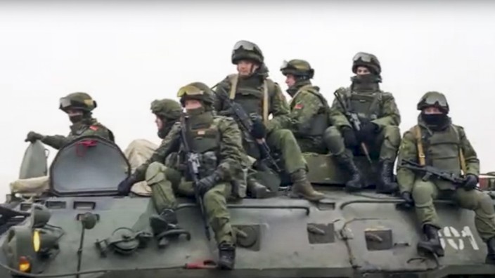 Zentralasien: Belarussische Soldaten auf einem Flugplatz in Kasachstan