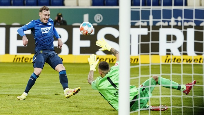 Bundesliga: Hoffenheims David Raum schießt an Augsburgs Torwart Rafael Gikiewicz vorbei das Tor zum 3:1.