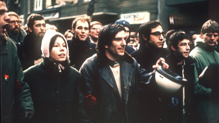 "Spaziergangs-Provokation" 1966: Studentenführer Rudi Dutschke (Mitte) und seine Ehefrau Gretchen (links mit Mütze) bei einer Demonstration.