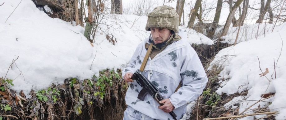 USA und Russland: Ukrainischer Soldat an der Frontlinie zur abtrünnigen Donezk-Region: In Genf wollen die Großmächte über die Sicherheitsarchitektur für Osteuropa verhandeln.