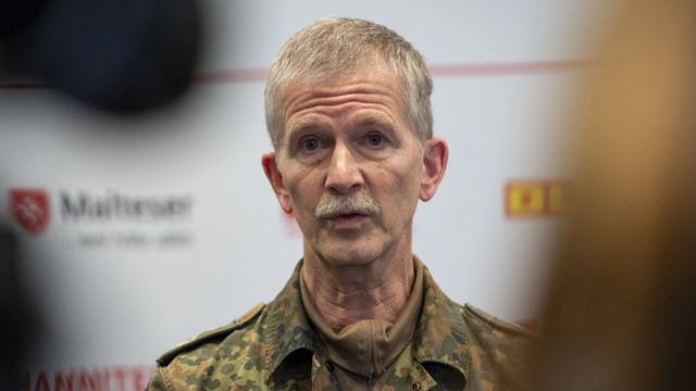 Bundeswehr in der Pandemie: Natürlich helfe die Bundeswehr, sagt Generalleutnant Martin Schelleis. Doch längst müsse sie deshalb Einschränkungen bei der Ausbildung und bei Übungen hinnehmen.