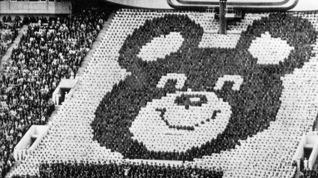 München 1972: Unzählige Mischas, das Maskottchen der Olympischen Sommerspiele in Moskau, tummeln sich bei der Eröffnungsfeier der Olympischen Sommerspiele im Moskauer Leninstadium auf dem Rasen. Ein Mischa-Portrait wird von Menschen auf der Tribüne gebildet.