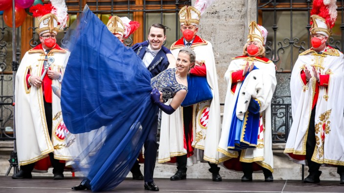 Zeremonie: Im Prunkhof des Rathauses geben Elisabeth II. und Leonard I. ihr erstes Tänzchen.
