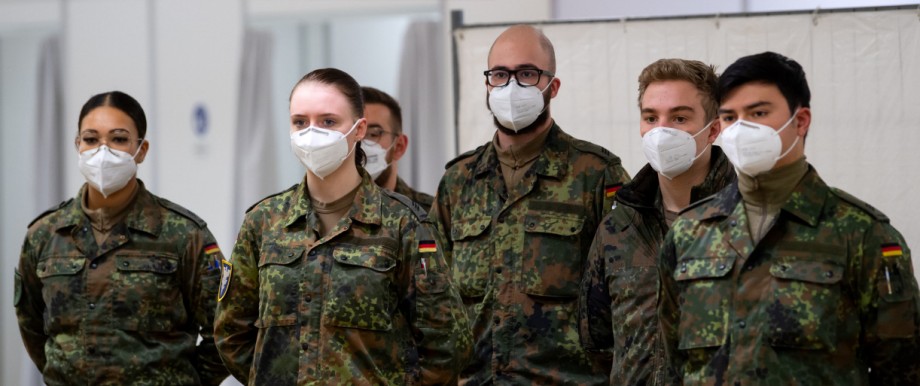 Bundeswehr in der Pandemie: Soldatinnen und Soldaten der Bundeswehr helfen in einem bayerischen Impfzentrum.