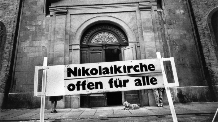 Montagsdemonstrationen: An der Nikolaikirche in Leipzig begannen die Montagsdemonstrationen, die 1989 zum Ende der DDR führten. Initiator der Friedensgebete, aus denen sie hervorgingen, war Günter Johannsen, der heute in Feldkirchen lebt.