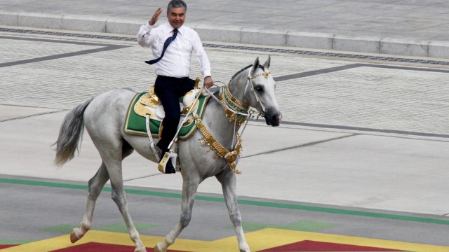 Turkmenistan: Turkmenistan ist eine Diktatur im Stile Nordkoreas, Präsident Gurbanguli Berdymuchamedow, hier bei einer Parade im September, betreibt einen bizarren Kult um sich selbst.